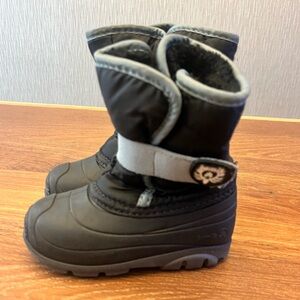 Jamil toddler snow boots size 8